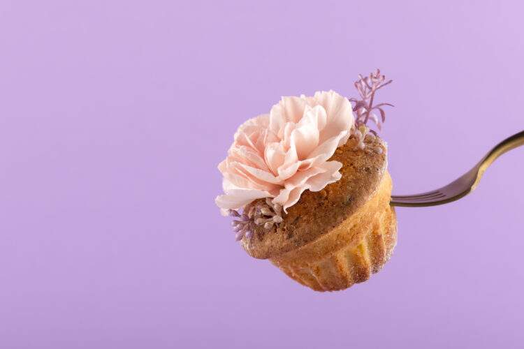 Cupcake com flor - Pinterest Predicts